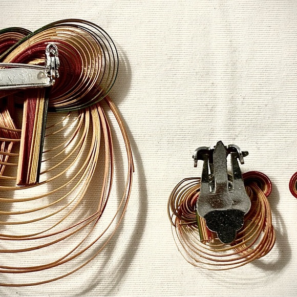 VINTAGE HAND-MADE WOVEN RAINBOW BAMBOO BROOCH & EARRINGS (CIRCA 1960)… - Picture 2 of 4